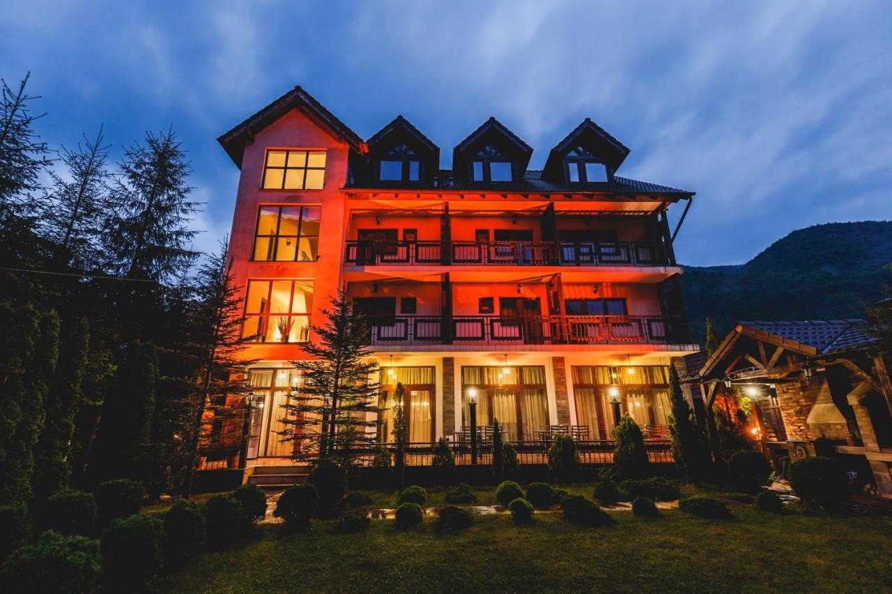 River Retreat Hotel Lotrioara Exterior photo