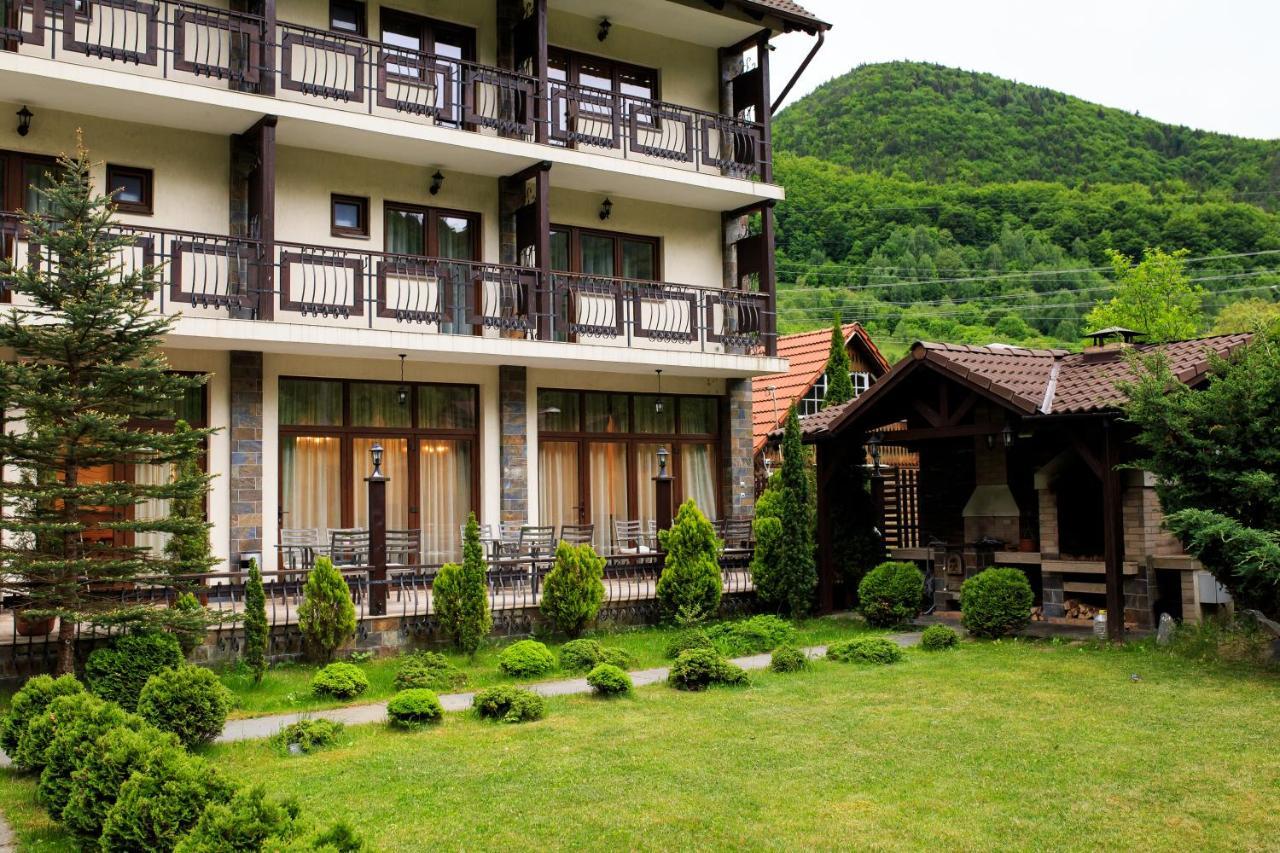 River Retreat Hotel Lotrioara Exterior photo